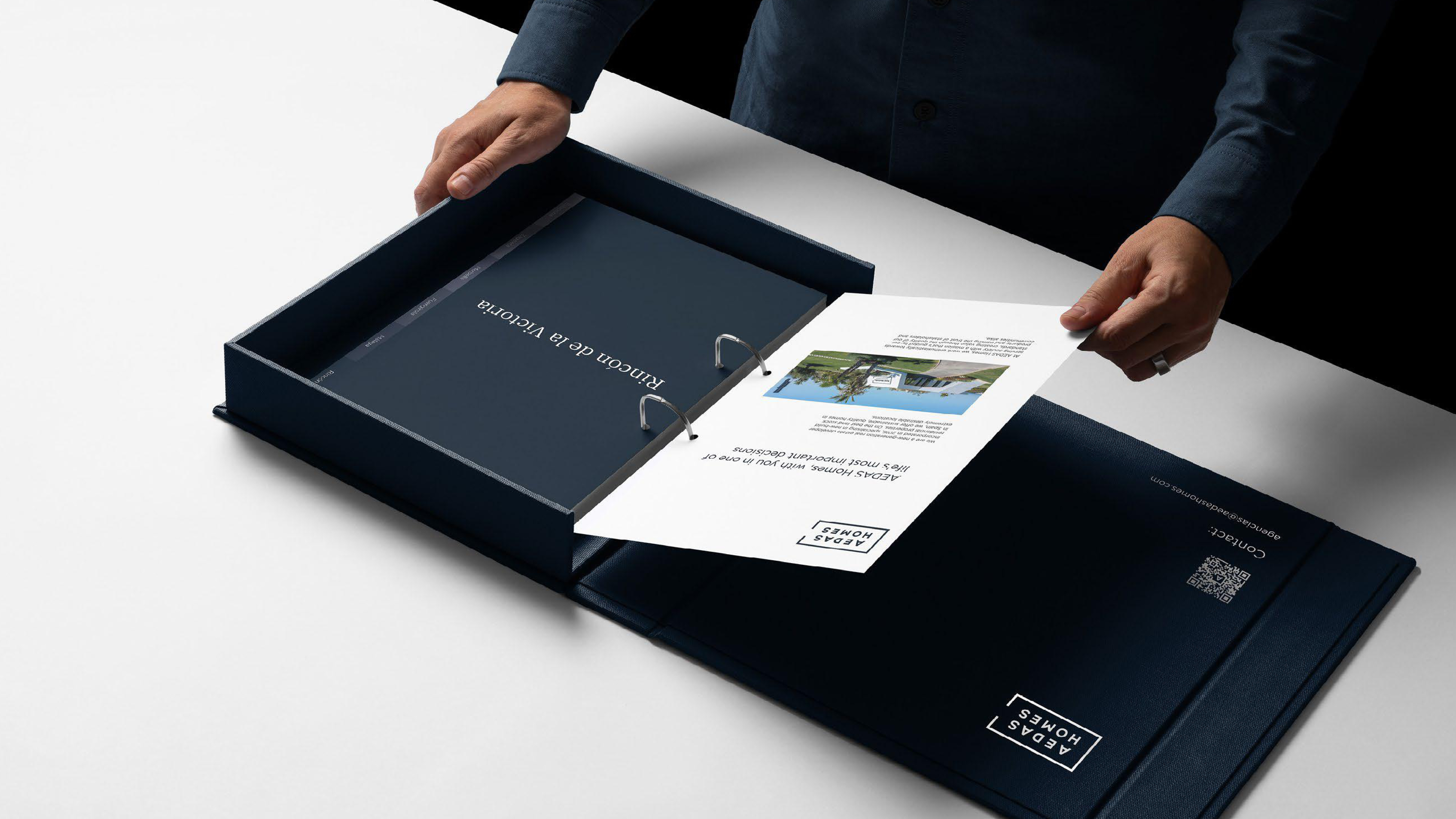Brochure Deluxe — imagen 2
